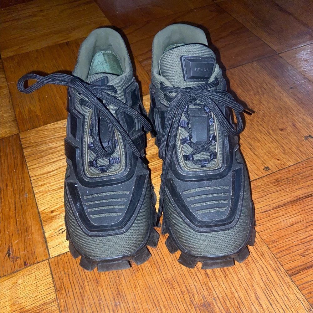 Prada designer shoes men size 8 comes with original box